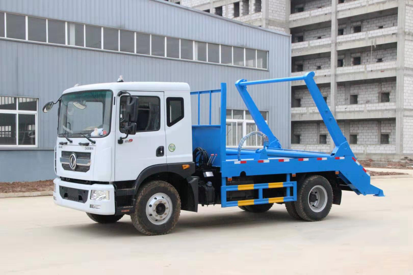 國六10立方東風(fēng)D9 擺臂垃圾車(chē)