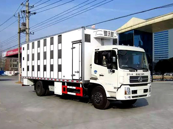 東風(fēng)天錦7.4米畜禽運輸車(chē)