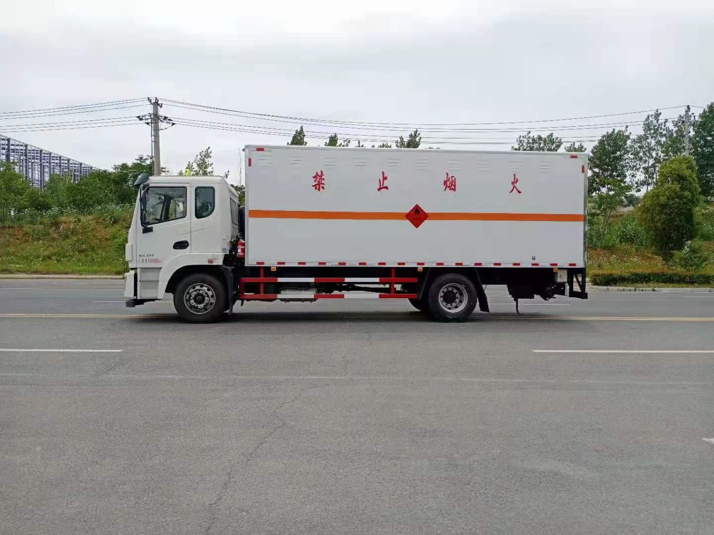 東風(fēng)錦程6.8米氣體廂式運輸車(chē)