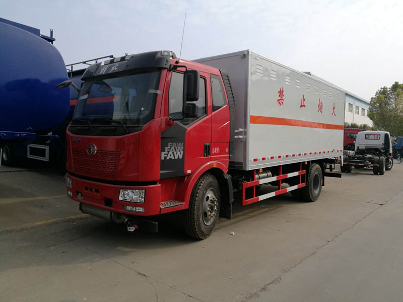 解放6米液體廂式運輸車(chē)