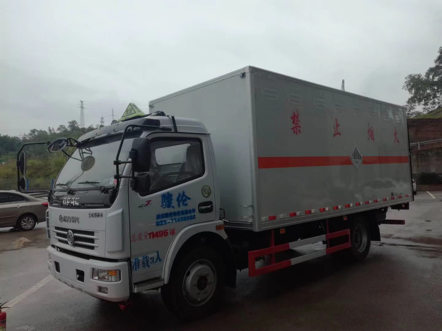 東風(fēng)5米1廢舊電池運輸車(chē)