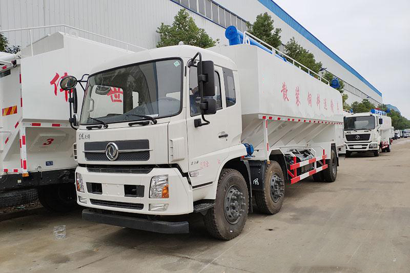 東風(fēng)天錦小三軸散裝飼料運輸車(chē)