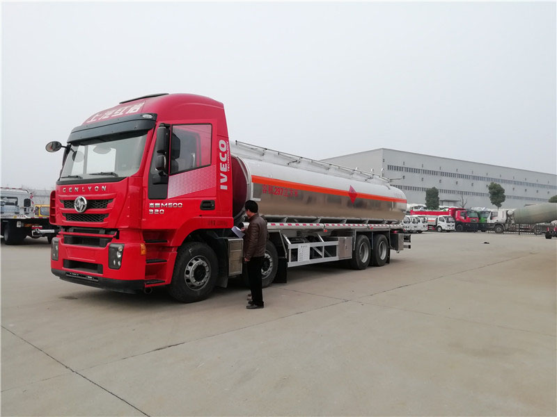 上汽紅巖29.7方前四后八鋁合金運油車(chē)，20噸運油車(chē)